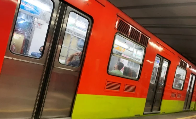 Influencer recorre la Línea 3 del Metro en CDMX a pie para cumplir un reto VIRAL