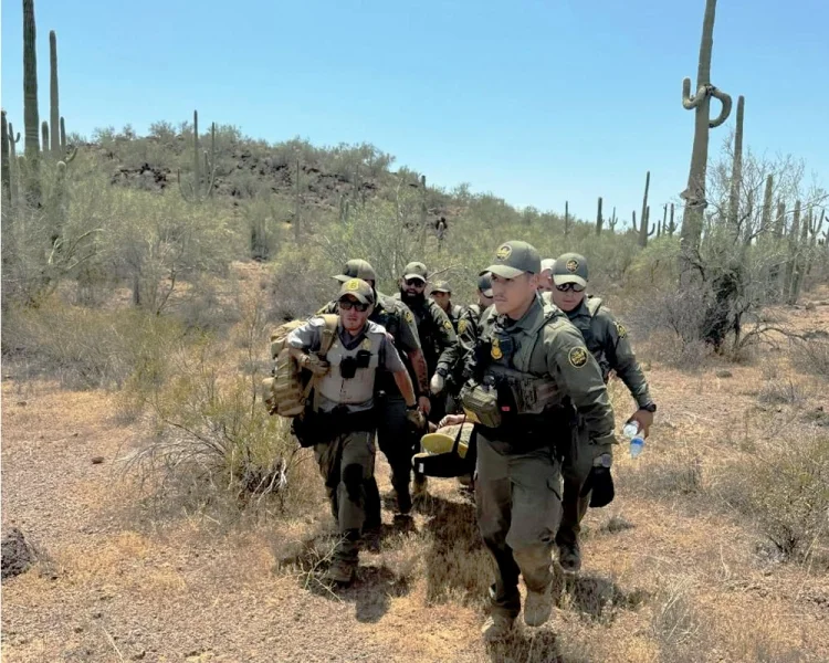 Muere un migrante en desierto de Arizona; rescatan a decenas