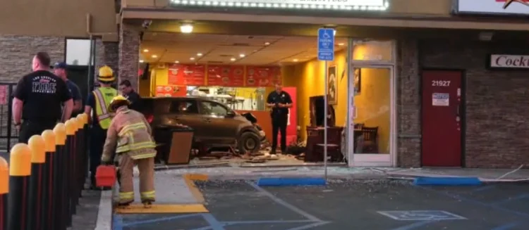 Ex empleada destruye taquería en Canoga Park con su auto