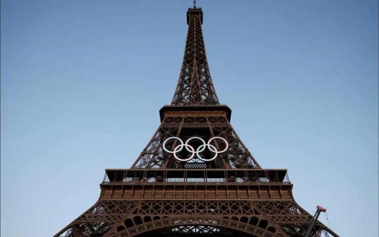 Hombre escala la Torre Eiffel antes de la ceremonia de clausura de los Juegos Olímpicos