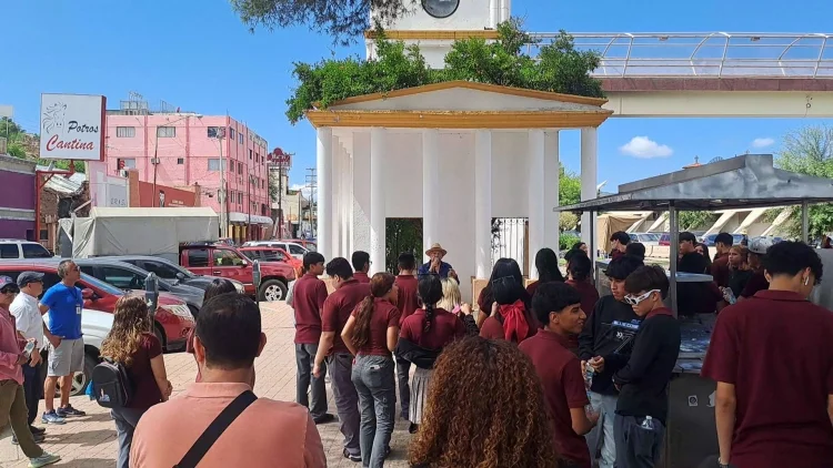 Alumnos de Prepa Municipal realizan recorrido histórico en la calle Elías en Nogales