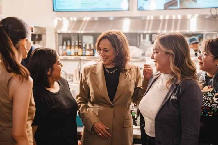 Kamala Harris cena tamales en Arizona: La vicepresidenta conquista el voto latino