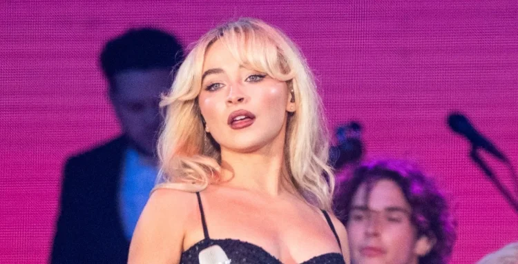 Sabrina Carpenter atrapada por fuegos artificiales en concierto