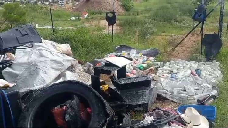 Jóvenes de EcoBarrio limpian basurero clandestino en Nogales