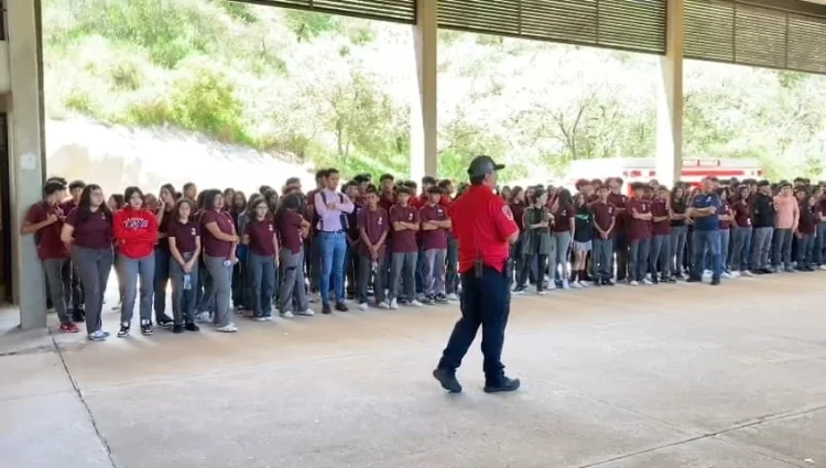 Imparten Bomberos de Nogales pláticas preventivas a jóvenes de la Prepa Municipal