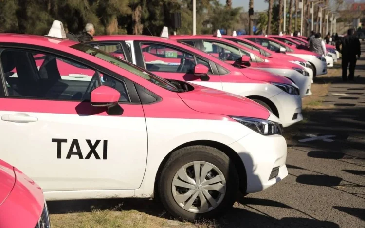 Taxista honesto encuentra 100 mil pesos en CDMX y lo entrega a las autoridades