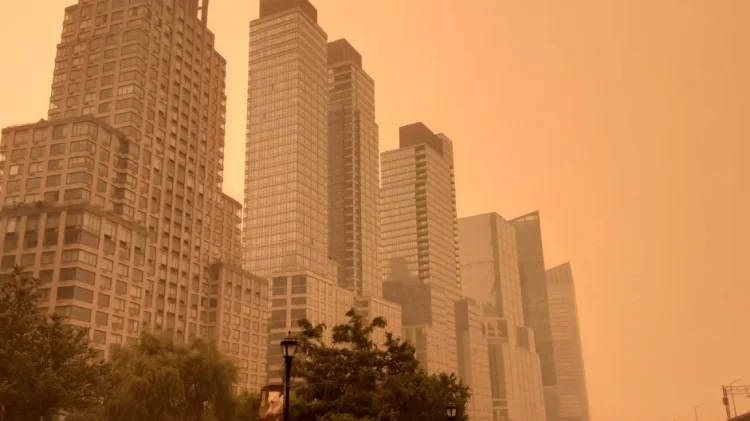 Regresan los incendios y preocupaciones: Nueva York amanece de nuevo bajo un velo de humo canadiense