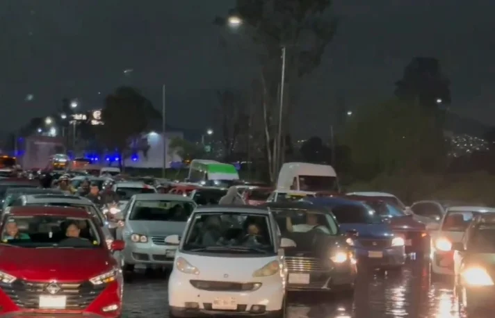 Inundaciones en CDMX: Autos Atrapados, Calles Inundadas y Caos Vial