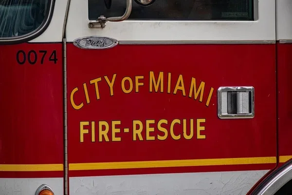 Incendio en Miami: Llamas devoran unidad residencial