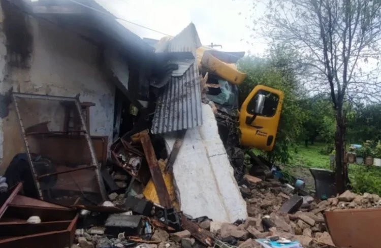 Accidente en Carretera Nacional deja vivienda destrozada: ¿Un aviso del destino?