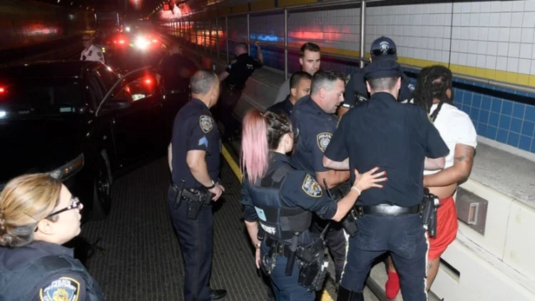 Persecución en Nueva York: Agente evade a la policía, pone en riesgo a tres mujeres