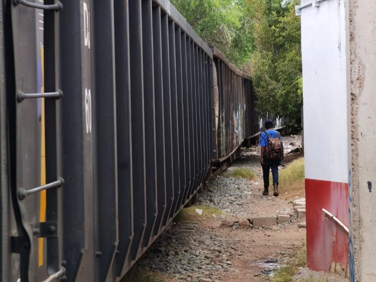 Arrestan hasta 4 personas diarias por cruzar indebidamente las vías del tren en Nogales