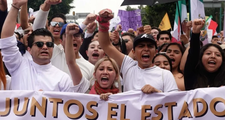 Estudiantes de la UNAM marchan contra la reforma judicial: "El Poder Judicial no va a caer"