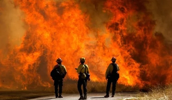 Fuego devora edificio en Phoenix, dejando familias sin hogar