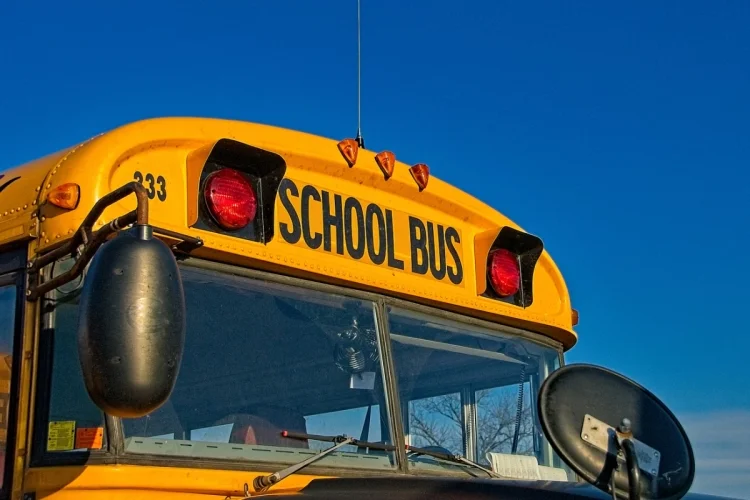 Acusan a un menor de apuntar con un arma a un autobús escolar en Phoenix