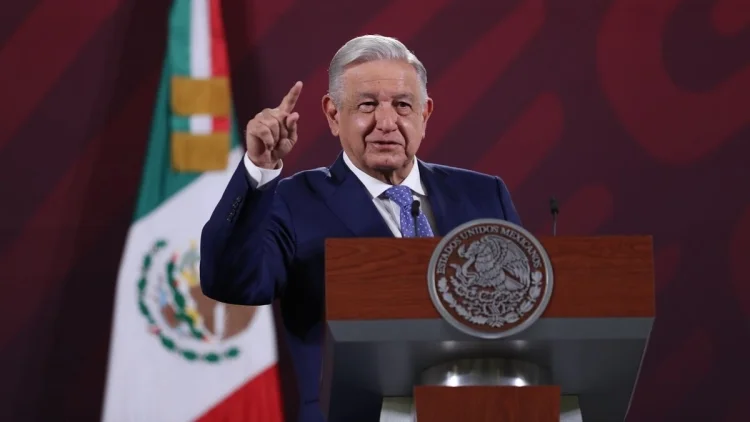 AMLO defiende educación pública y critica intentos de privatización