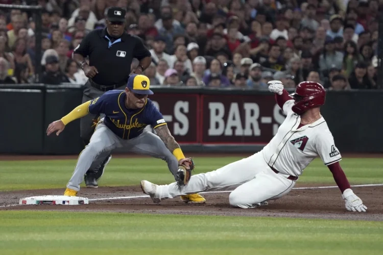 Cerveceros dominan a Diamondbacks en duelo de pitcheo