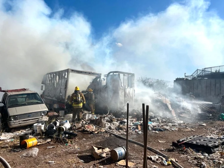 Desconocen causa de incendio de recicladora