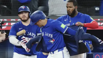 Azulejos aplastan a Padres 14-0 con Grand Slam de Varsho