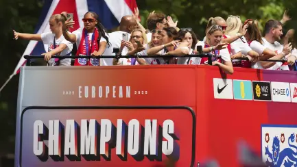 Inglaterra celebra a sus reinas del fútbol con histórico homenaje en Londres