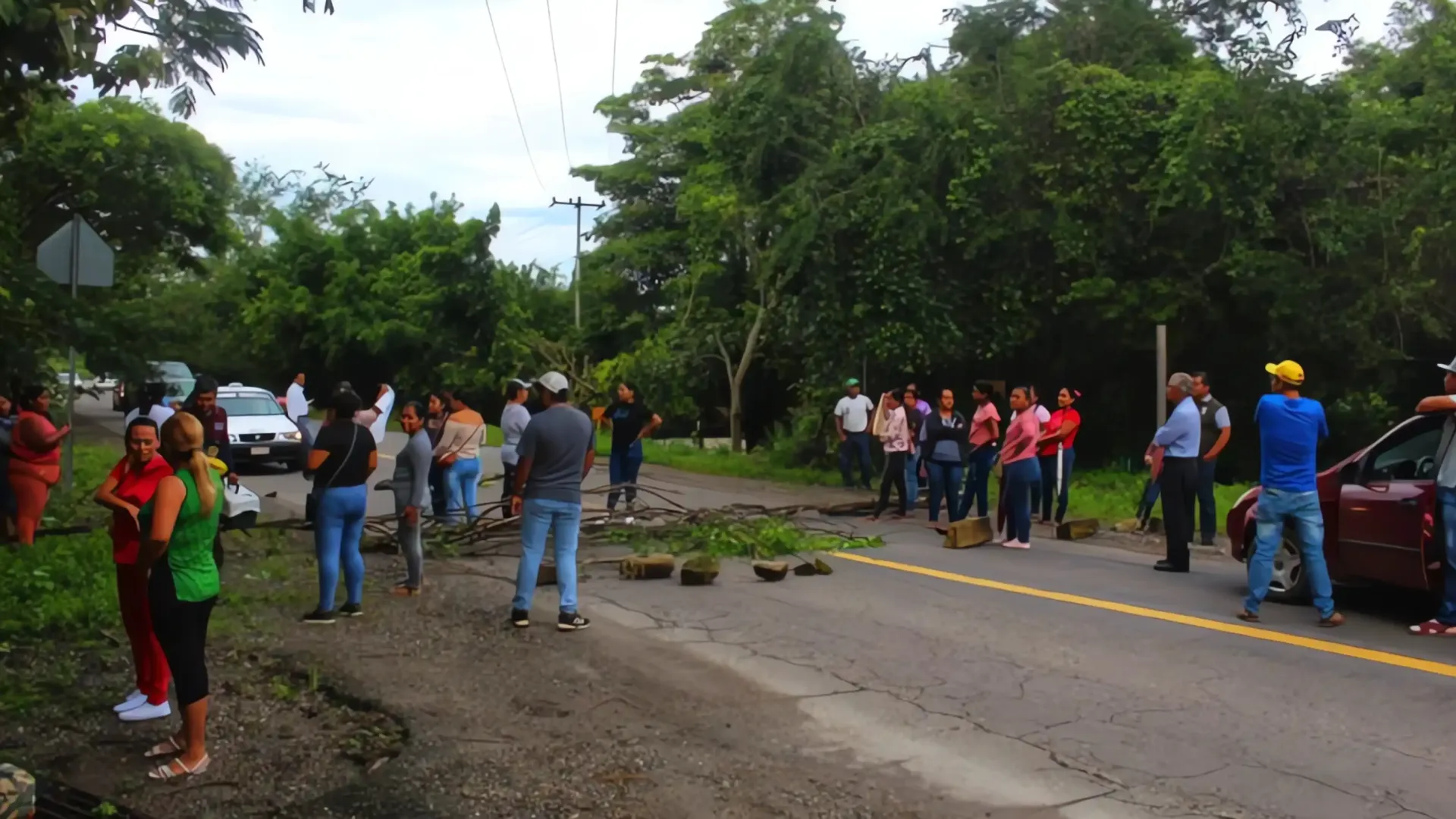 Bloqueo en Chilpancingo: Niños sin maestro, padres claman por educación