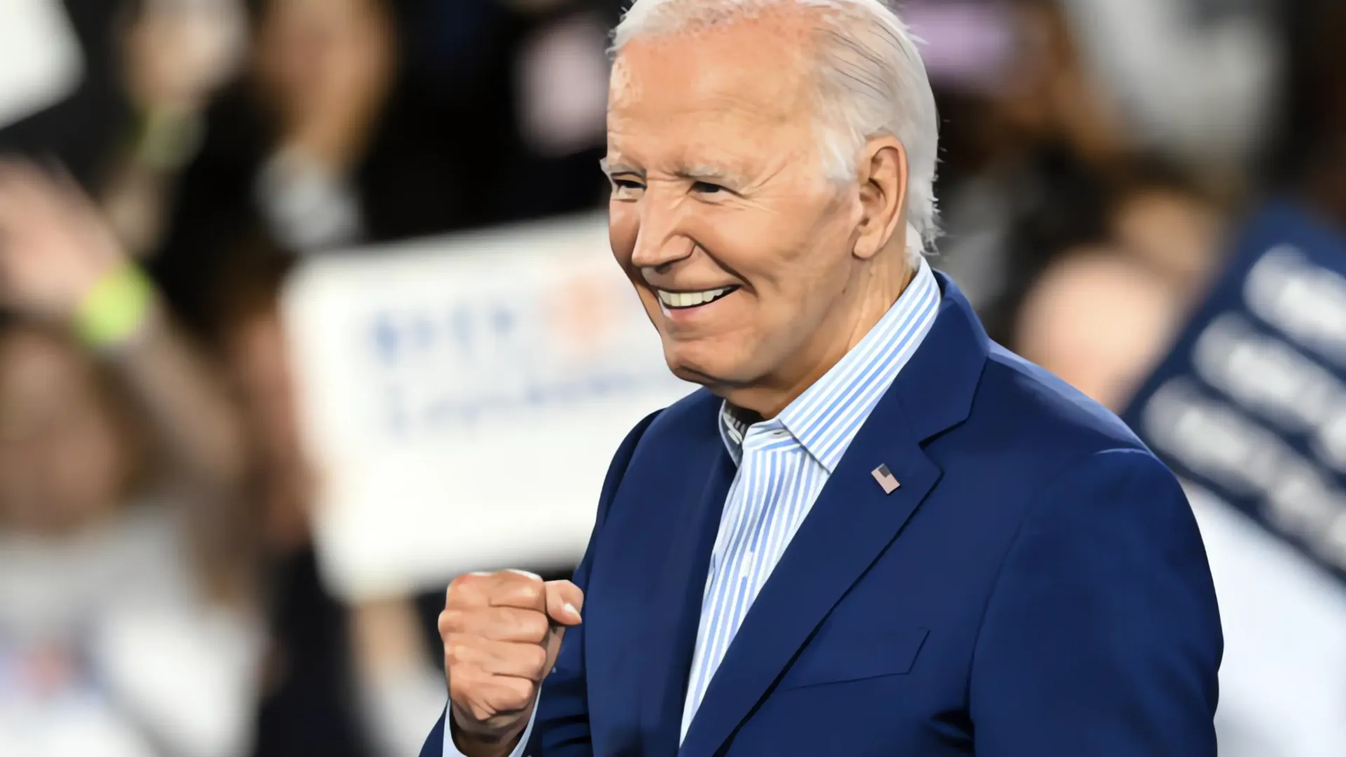 Biden bromea con la gorra roja de Trump en Shanksville