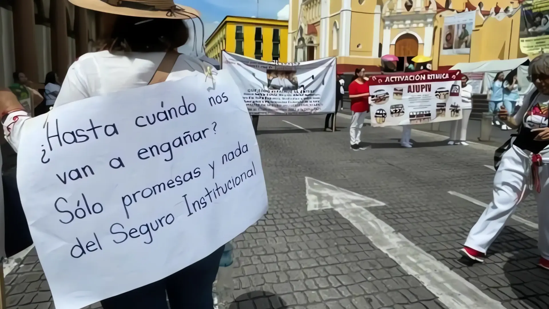 Jubilados del ISSSTE bloquean calles en Veracruz: ¿Qué exigen?