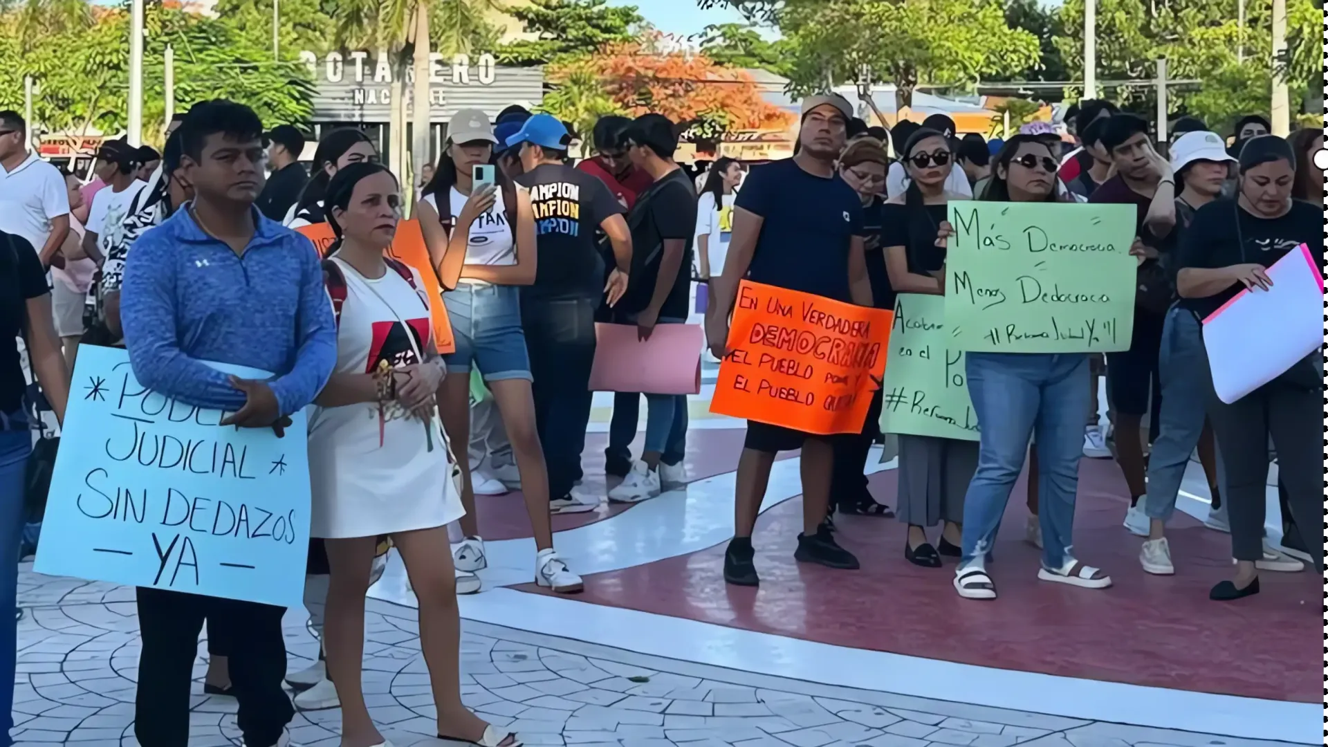 Cancún: Estudiantes toman las calles en apoyo a la reforma judicial