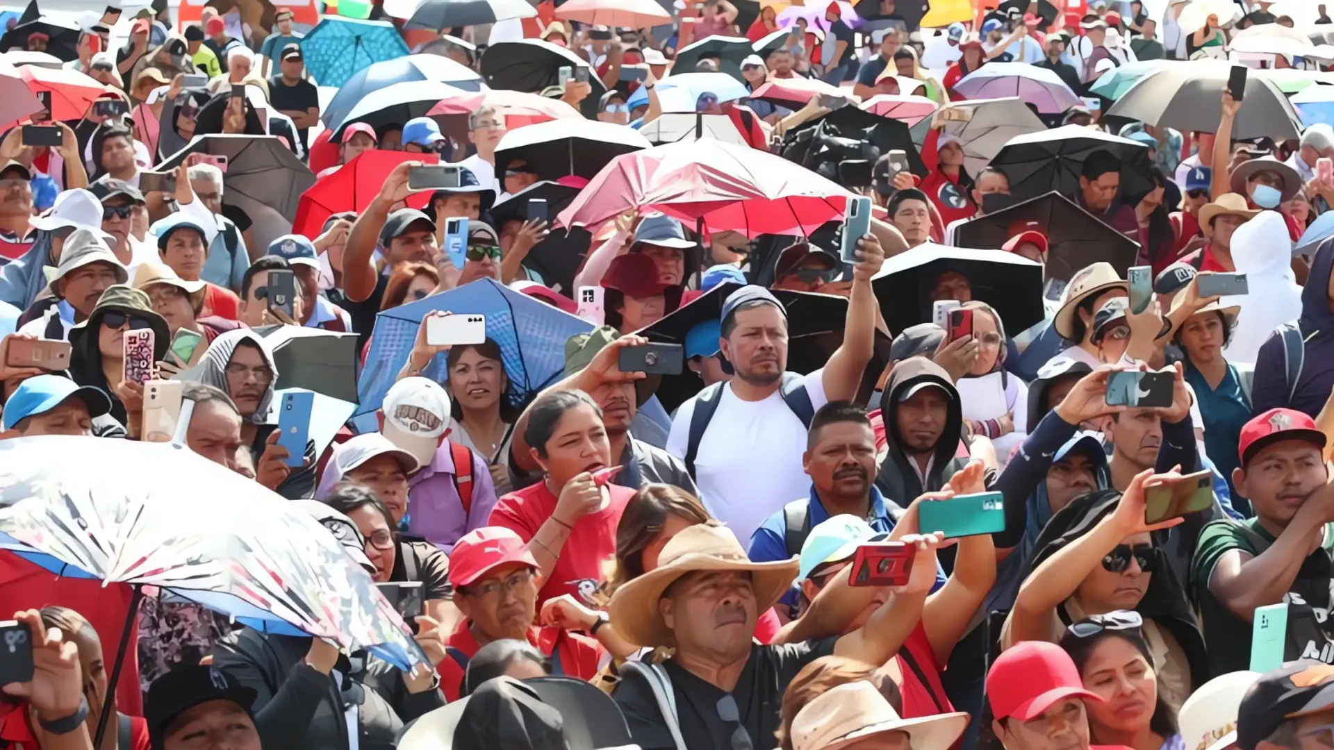 Maestros de Michoacán protestan frente a la CEDH por discriminación y falta de pago