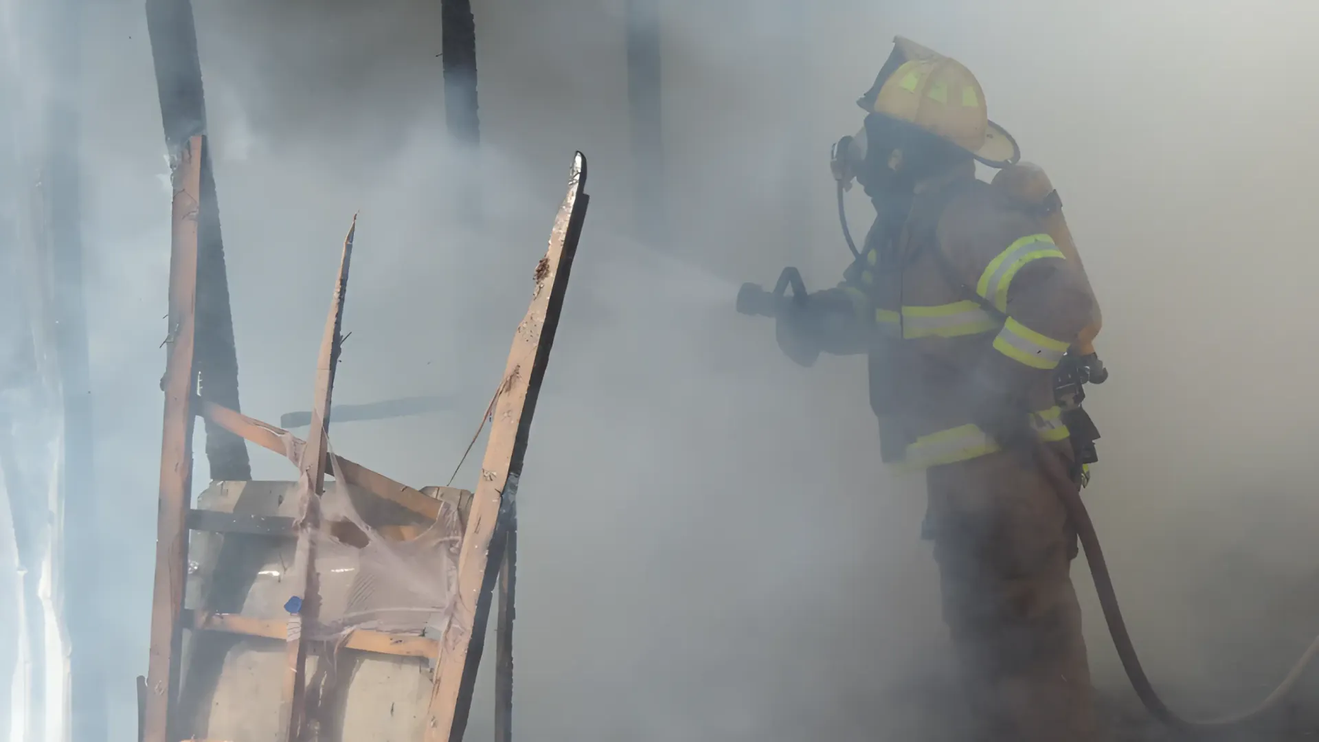 Incendio destruye vivienda en la Héroes; afectada señala a su vecino como responsable