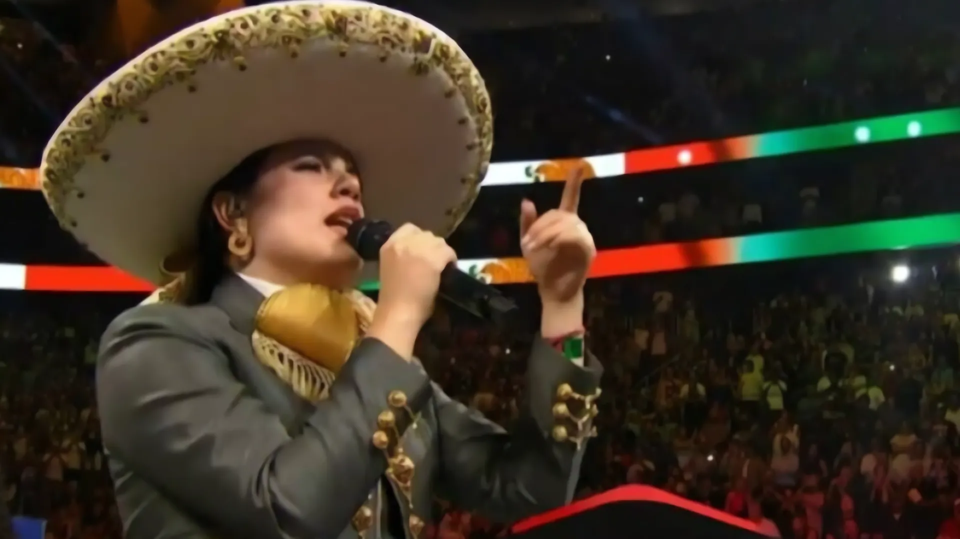 ¿Se equivocó Camila Fernández en el Himno Nacional?  El "Canelo" no la perdona