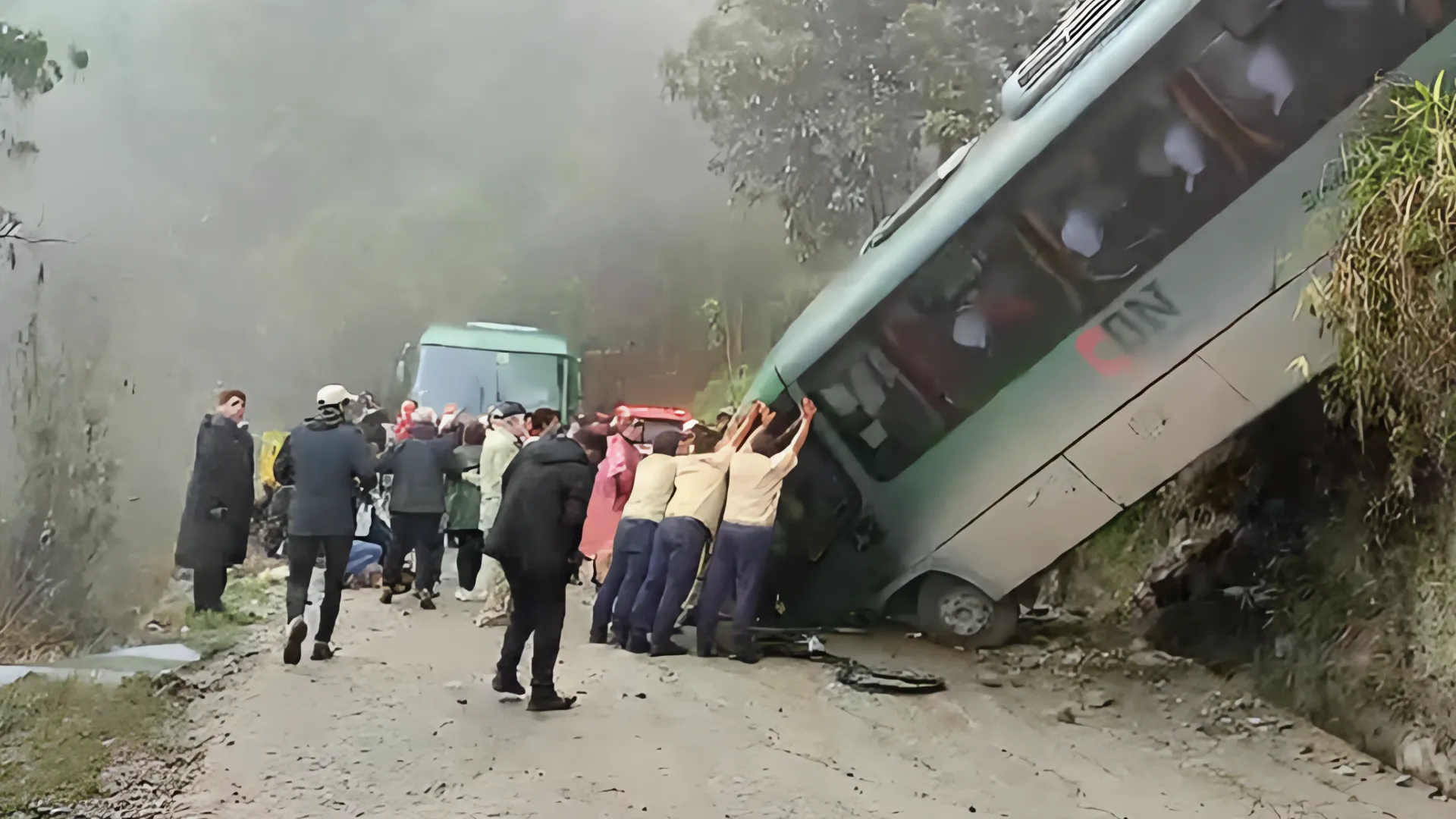 Tragedia en Machu Picchu: Turistas mexicanos heridos tras despiste de autobús.