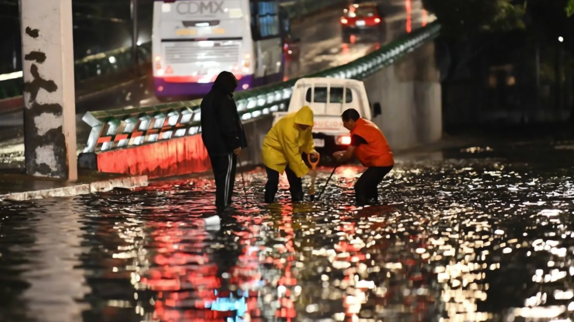 Lluvias torrenciales azotan la Ciudad de México: Hospitales inundados y calles intransitables