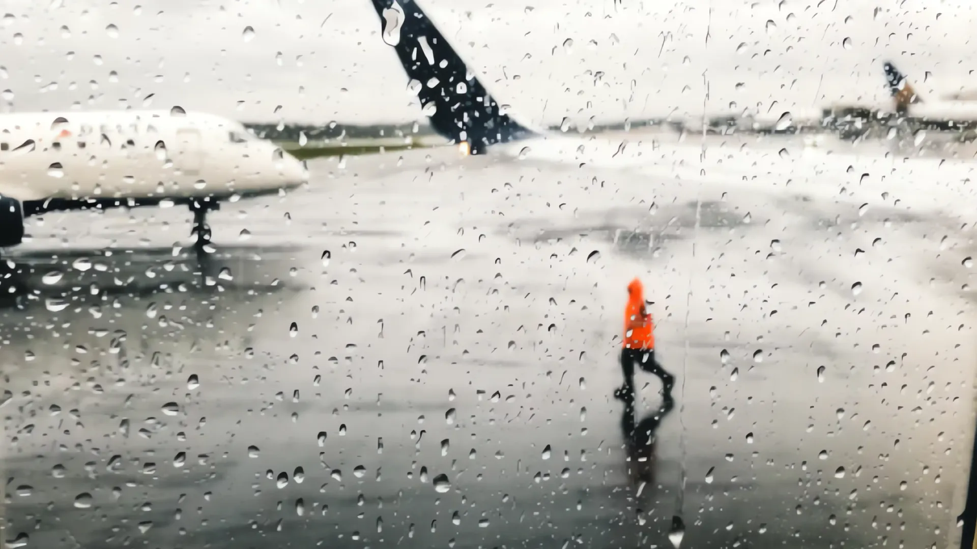 Alerta Roja en CDMX por Fuertes Lluvias: Vuelos Cancelados y Daños en la Ciudad