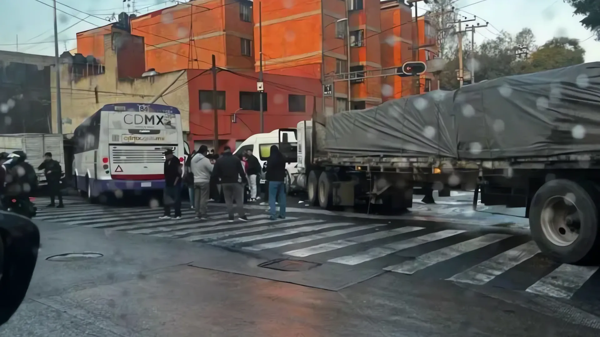 Choque brutal: Camión de pasajeros colisiona con camión de carga en la ciudad