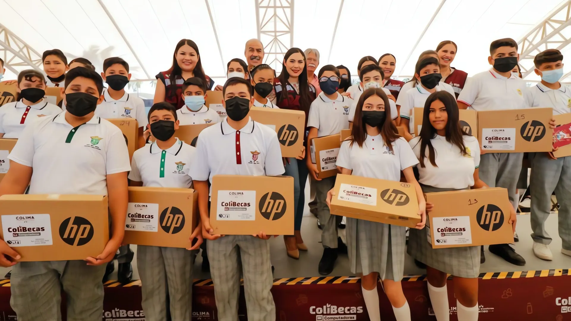 Colima impulsa el futuro: Laptops, apoyo económico y útiles escolares para estudiantes