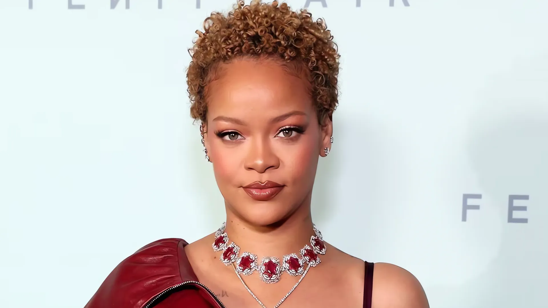 Rihanna: ¿Naturalidad o estilo? Su nuevo look impacta