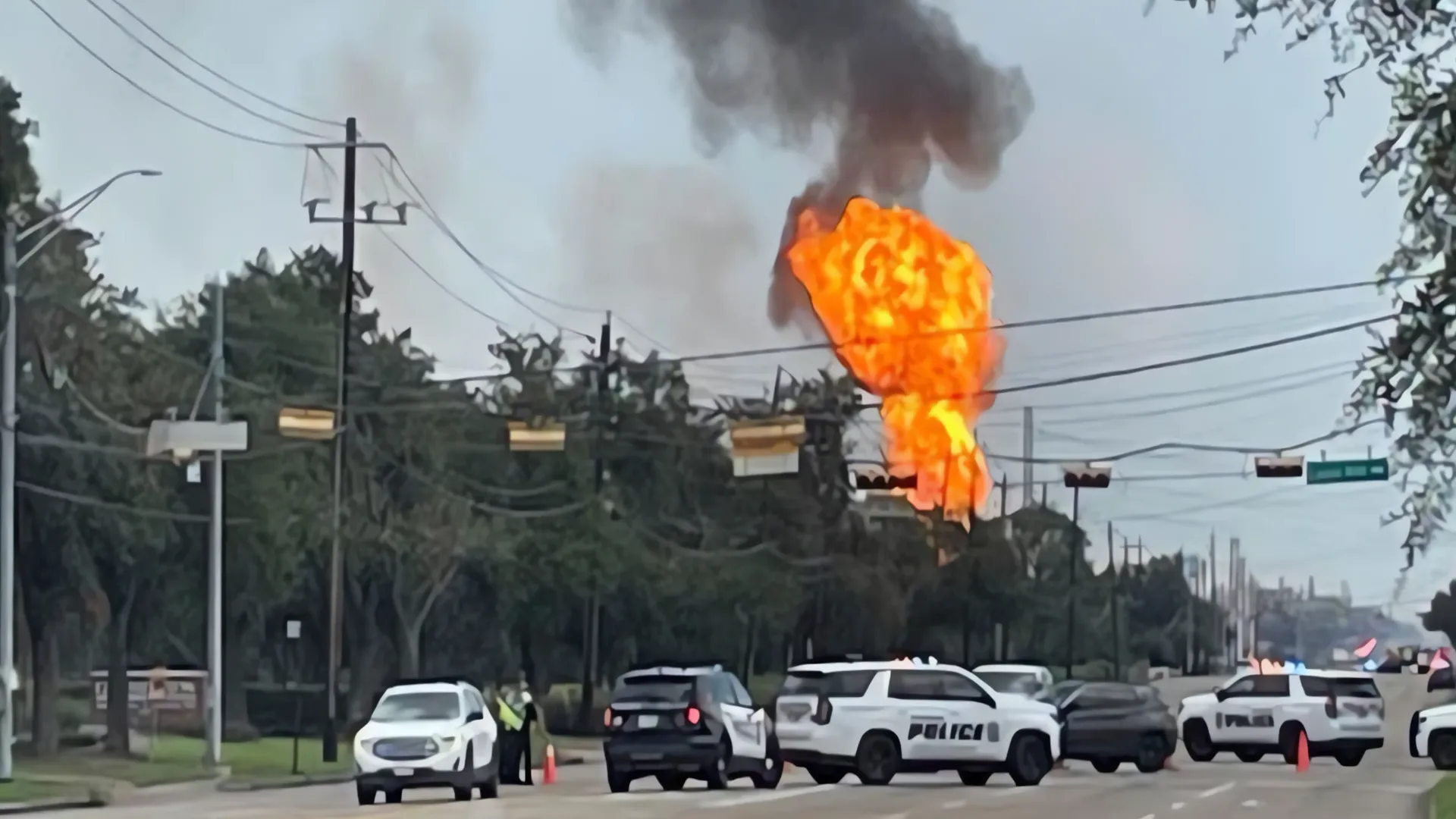 Houston: Incendio en oleoducto deja familias sin hogar por segundo día