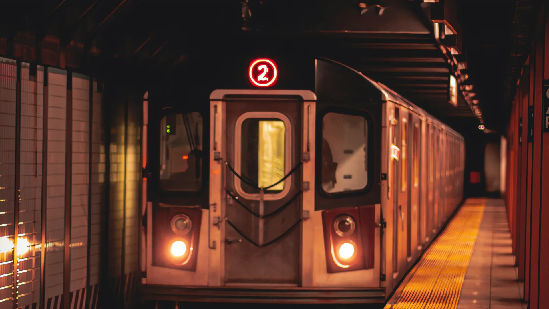 ¡Atención! Joven de 17 años irrumpe en tren y lo estrella en Queens