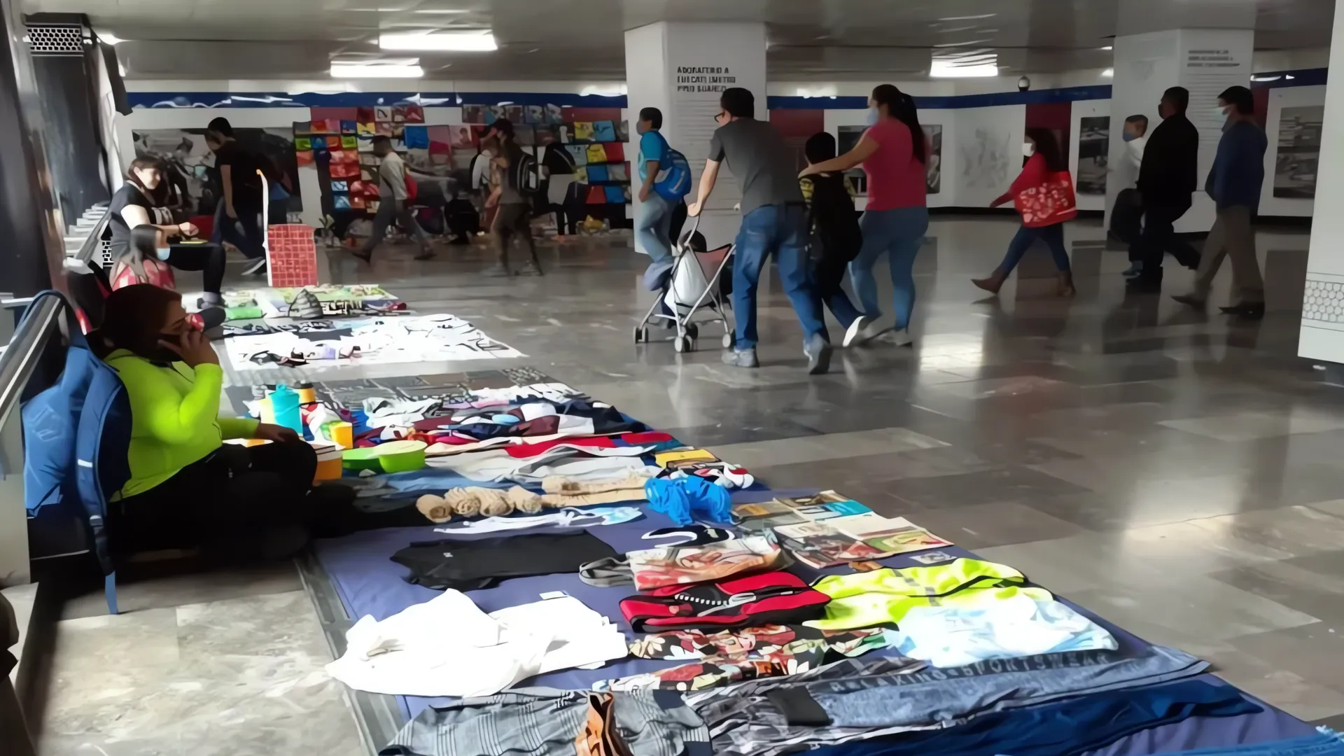 Pelea entre vendedoras en el Metro CDMX: ¡Usuarios presencian el caos!