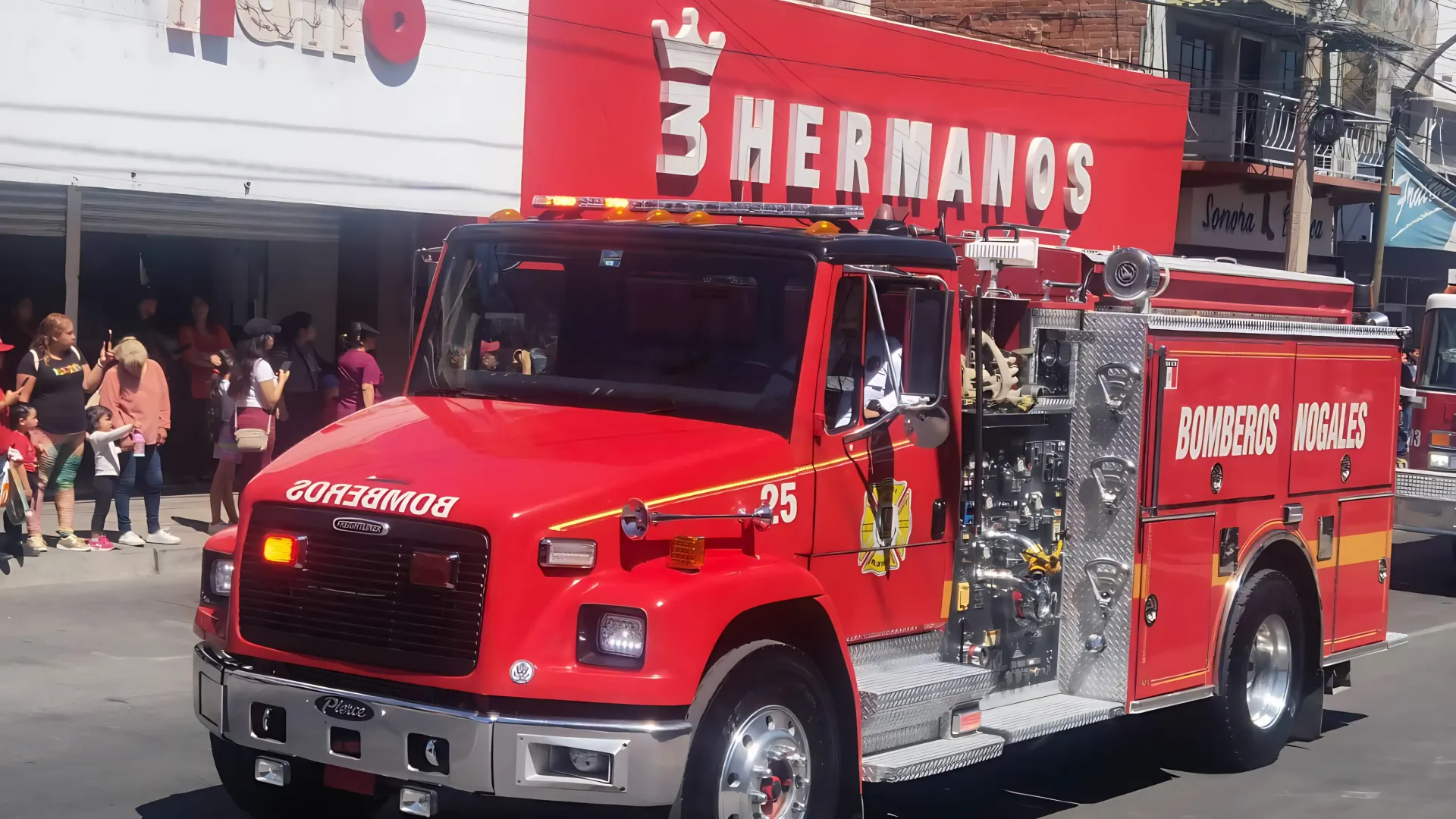 Bomberos de Nogales organizan venta de tacos para apoyar a madre de compañero