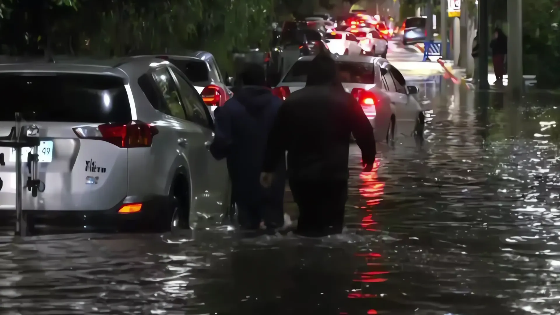 Actor de "Amarte Duele" se convierte en héroe tras ayudar a vecinos durante inundación