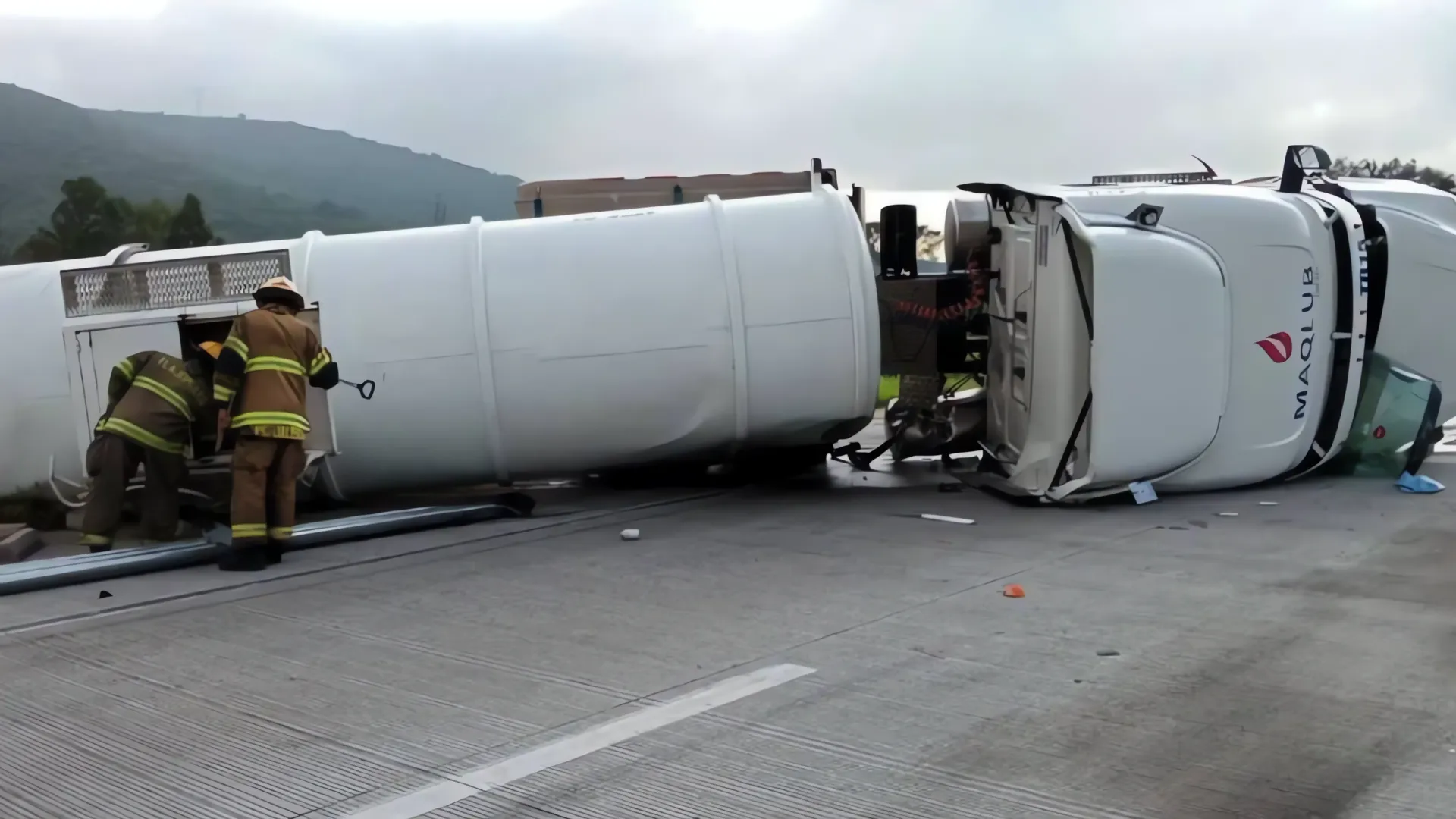 Volcadura de tráiler con gasolina paraliza macrolibramiento en Jalisco