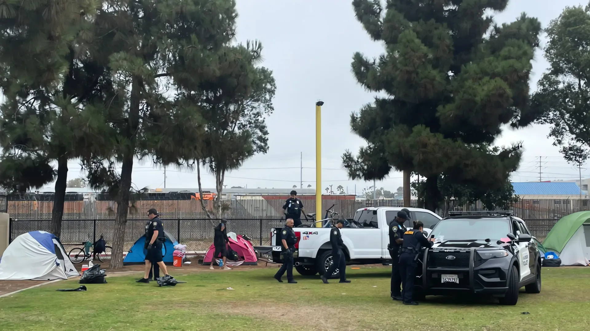 Oakland enfrenta crisis: Alcaldesa ordena desalojo de campamentos de personas sin hogar