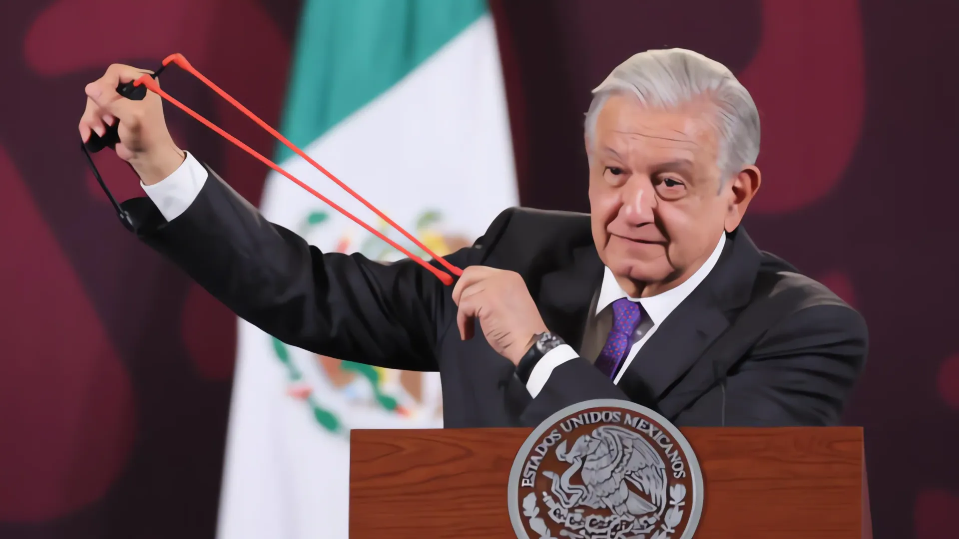 AMLO descarta represalias tras botella lanzada en Veracruz