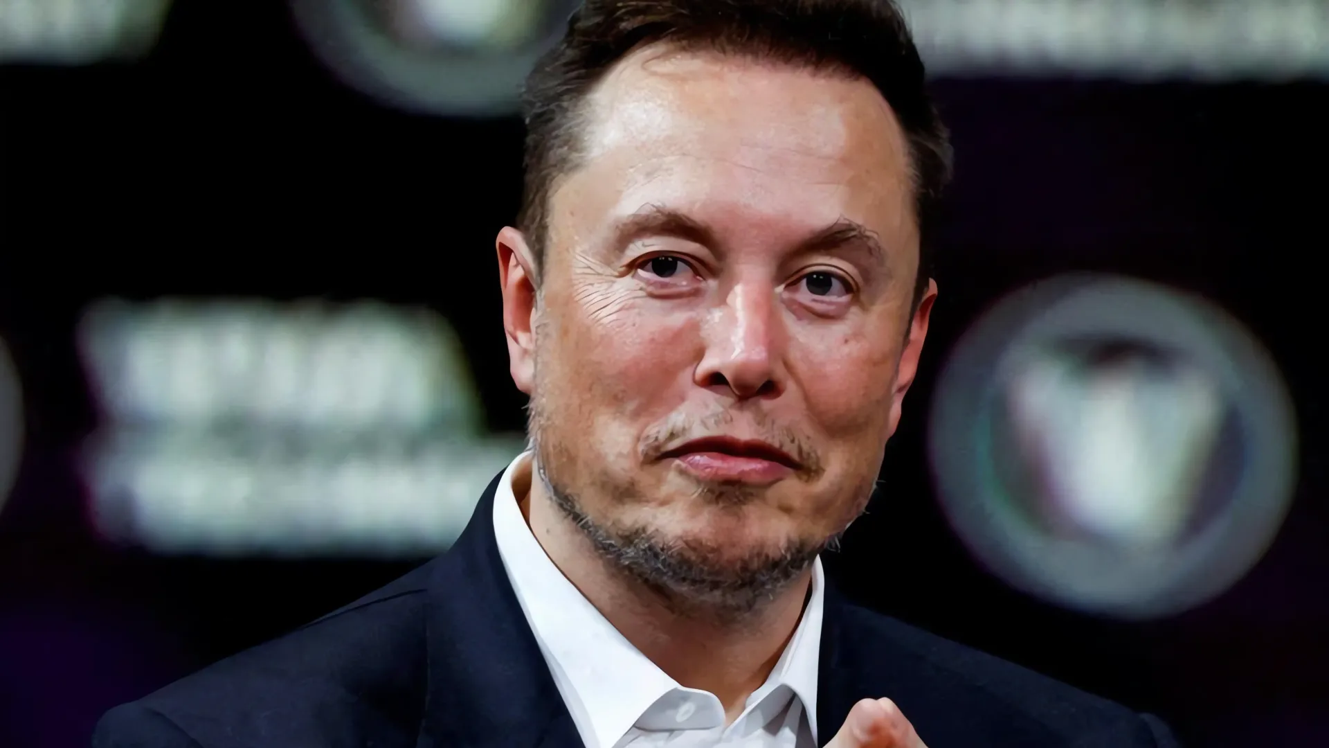 ¿Elon Musk contra el "virus de la mente despierta"?