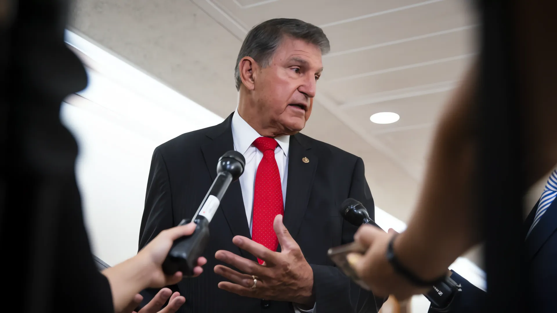 Joe Manchin bloquea la protección al aborto: ¿Una amenaza a la democracia?