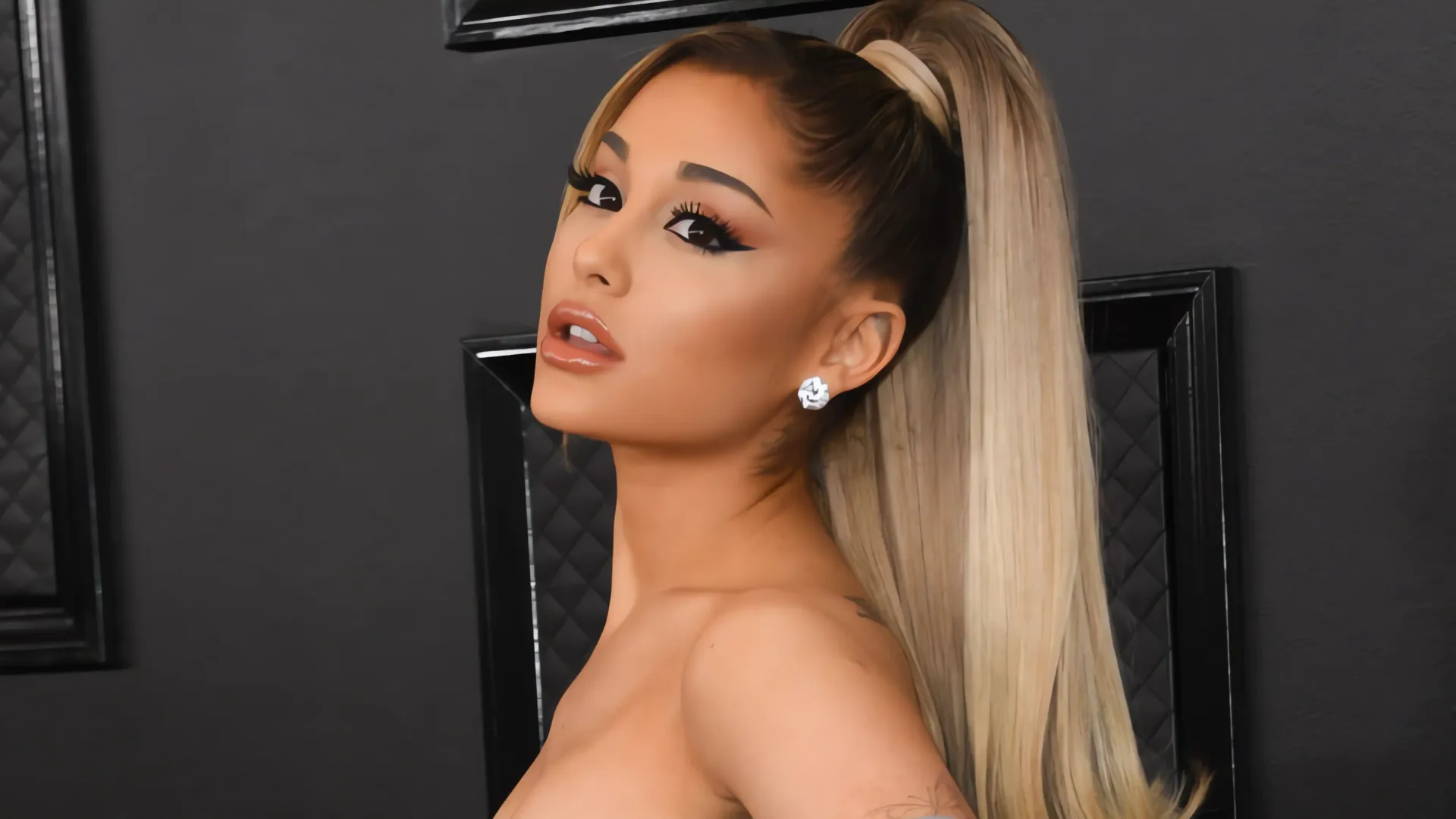 Ariana Grande: ¿Inseguridad o identidad? El misterio detrás de su icónica coleta millonaria