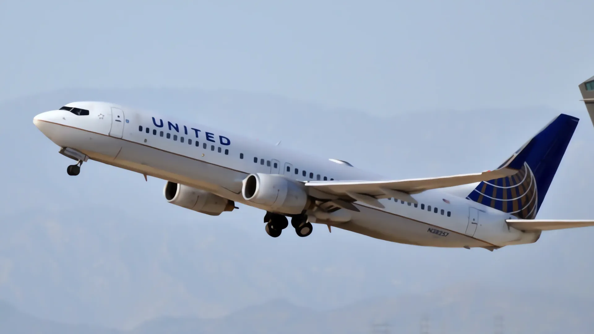 Turbulencias en vuelo de United Airlines dejan pasajeros heridos