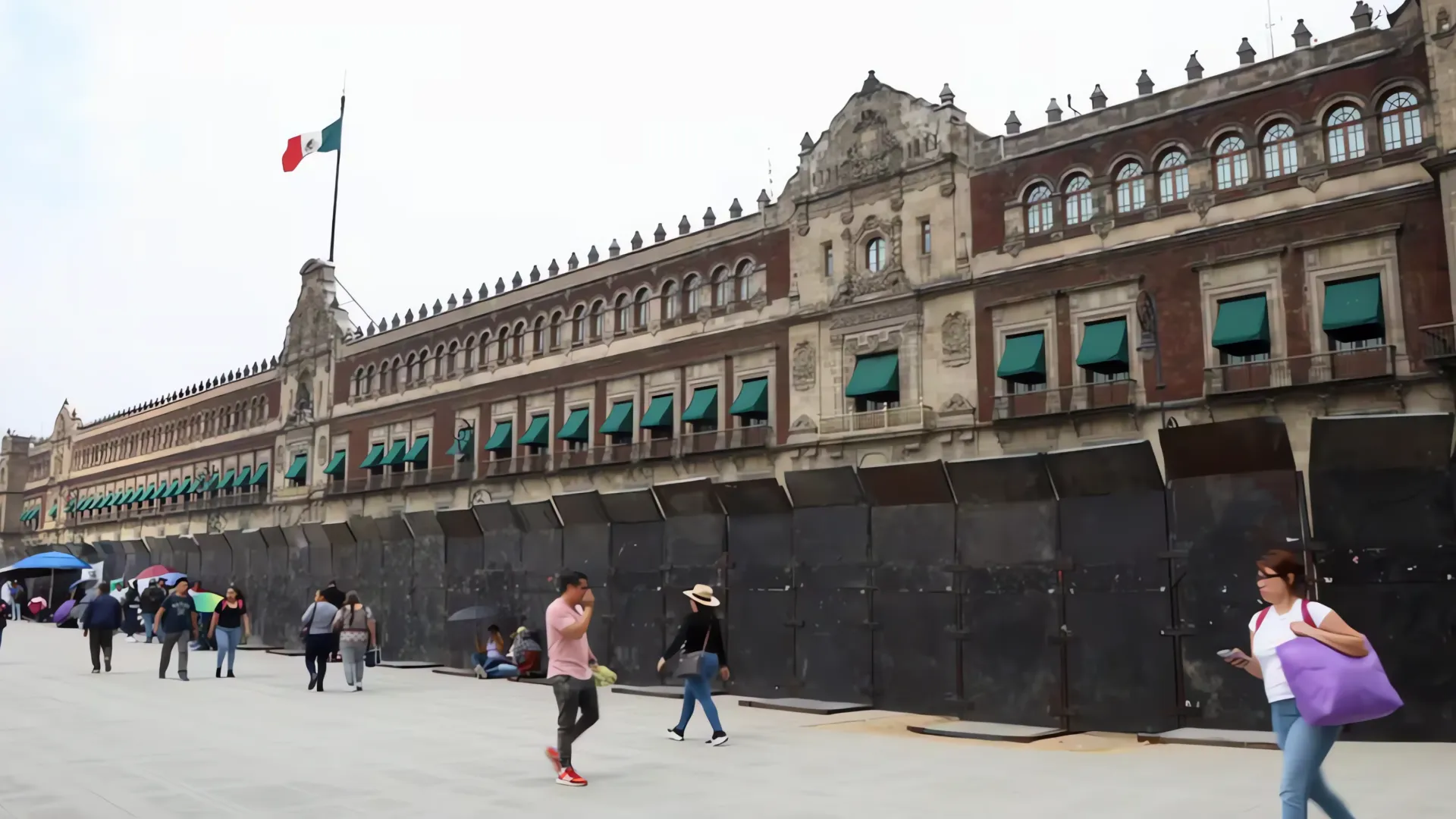 Zócalo bajo fuerte resguardo por marcha de Ayotzinapa